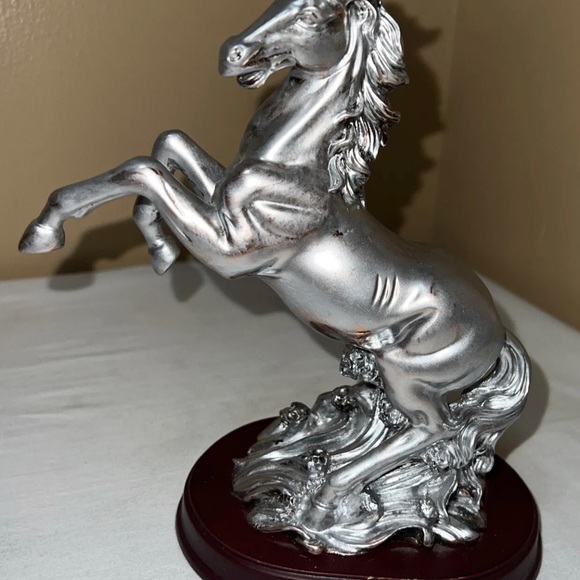 Beautiful Running Hours Statue Home Devore - Picture 2 of 11